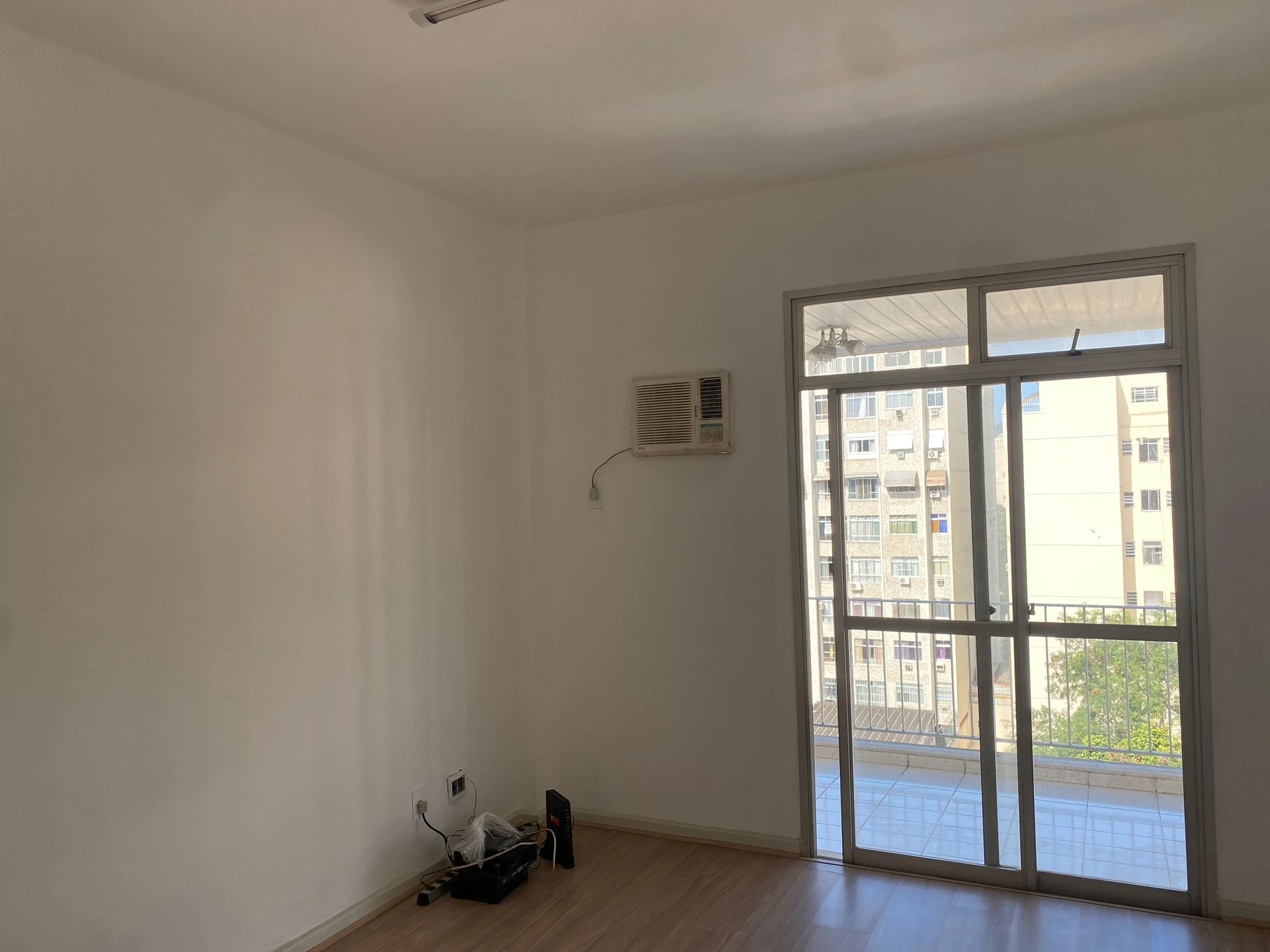 Apartment with 3 bedrooms and built-in wardrobes — photo 27