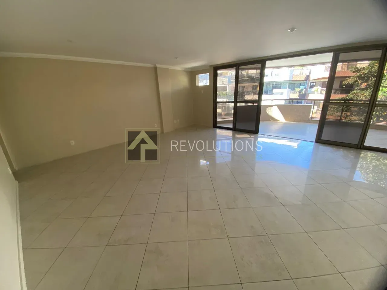 Apartment with 3 bedrooms and 5 bathrooms plus balcony