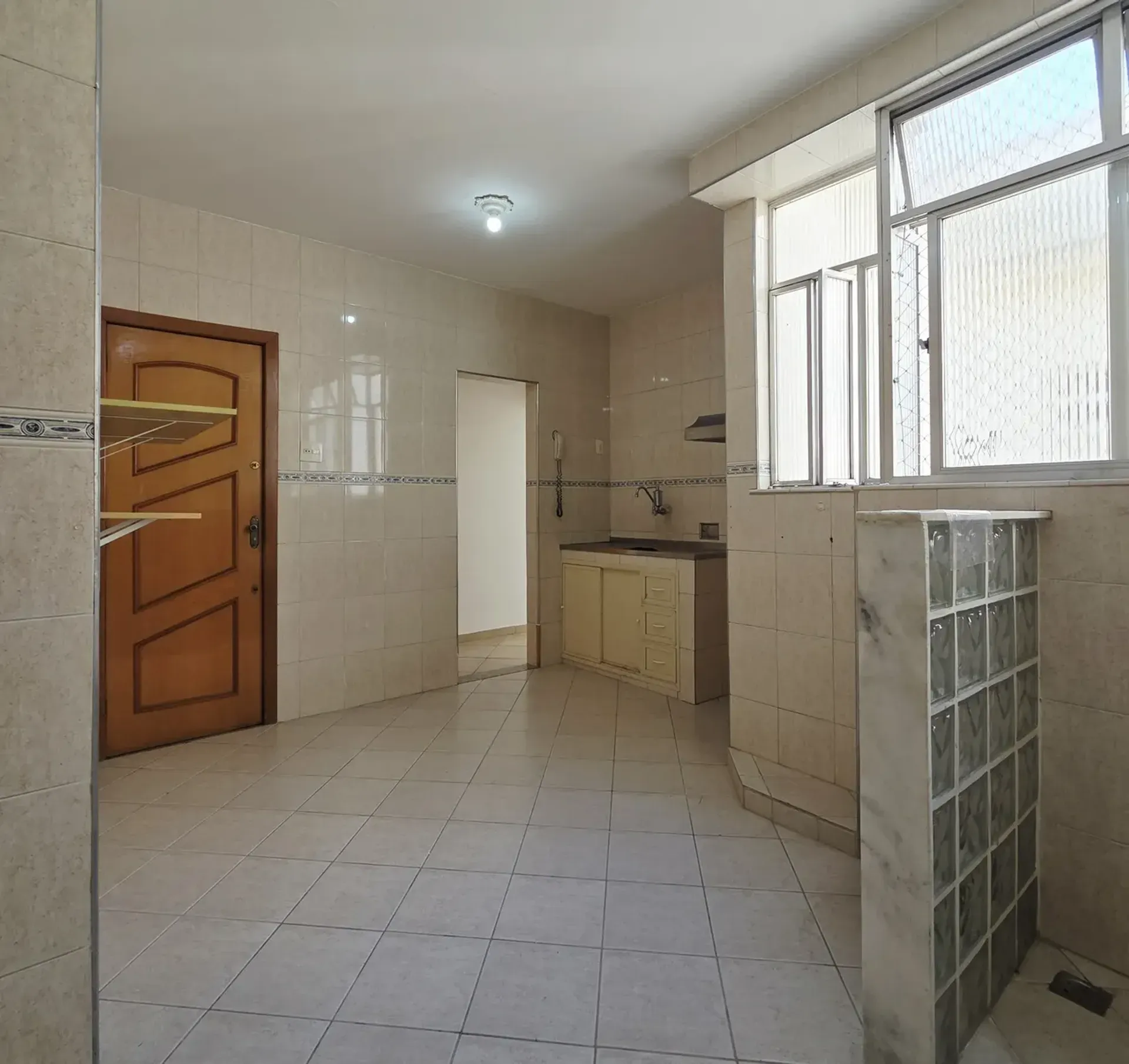 Apartamento com 2 quartos, 1 banheiro e cozinha fechada — photo 24