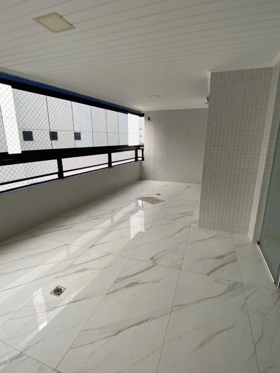 4-bedroom apartment in a building with a pool — photo 3