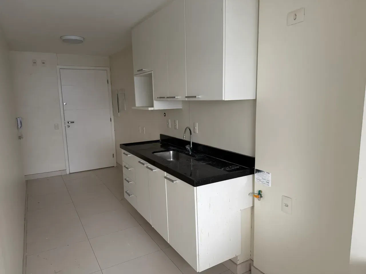 Apartamento de 3 quartos e 3 banheiros com cozinha fechada
