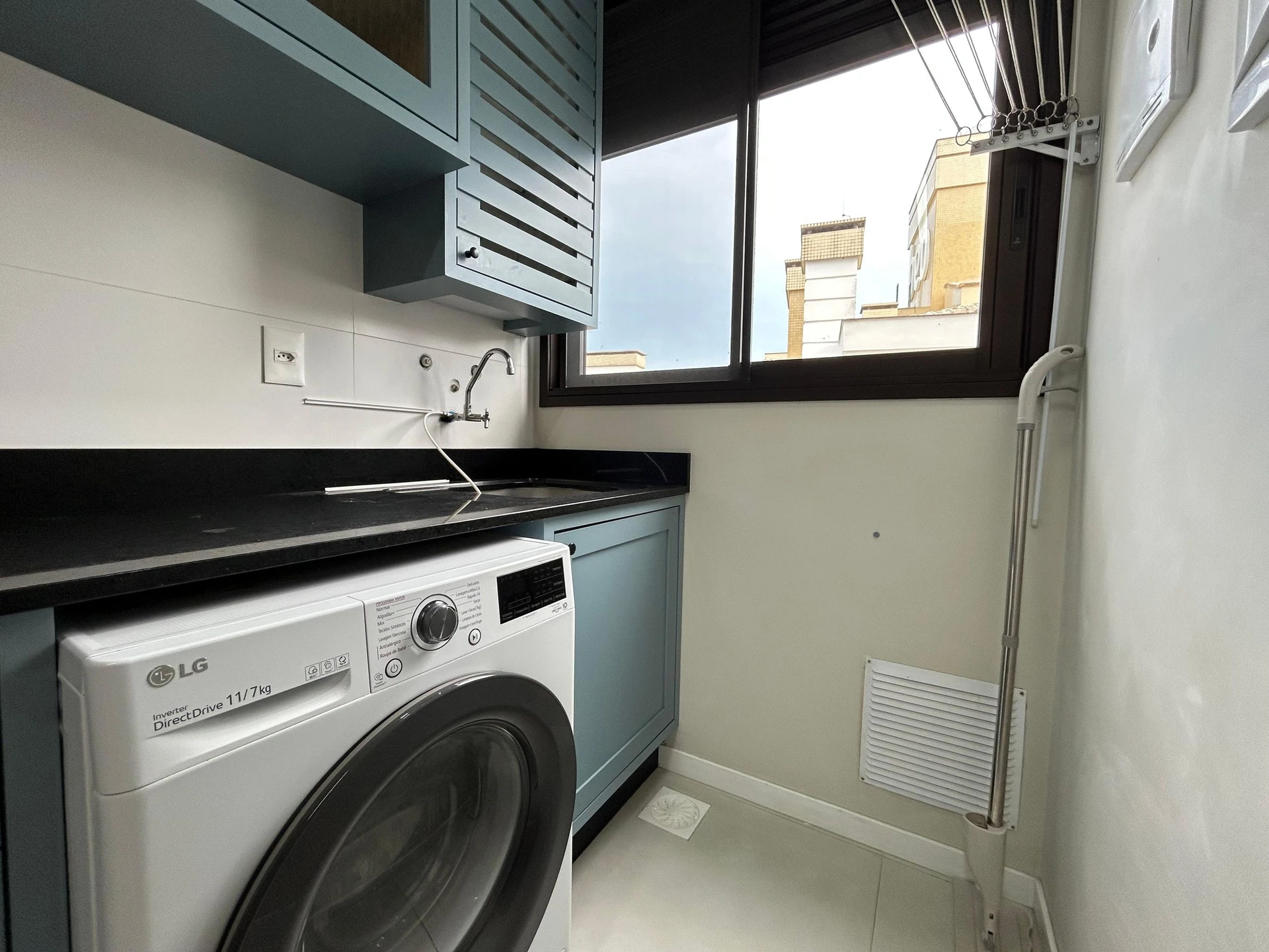One-bedroom apartment in a building with a pool — photo 16