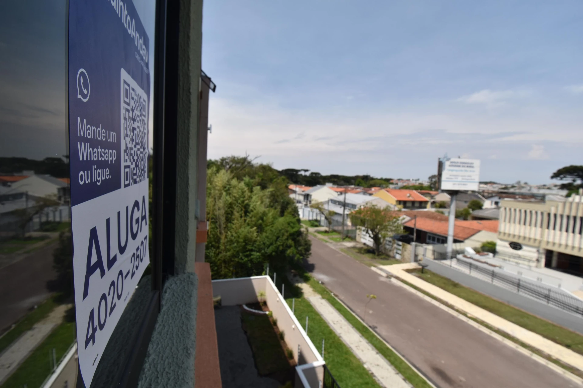 Glass-enclosed balcony in a 2-bedroom apartment, 53 m² — photo 55
