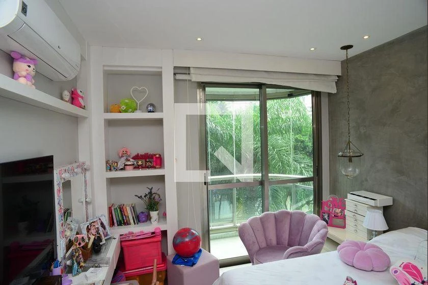 298 m² rental apartment with 4 en-suite bedrooms and balcony — photo 49