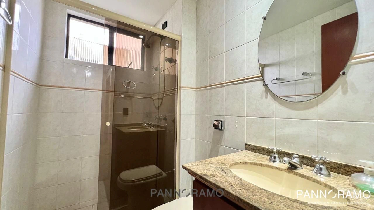 Walk-in closet in a 3-bedroom apartment, 186 m² — photo 15