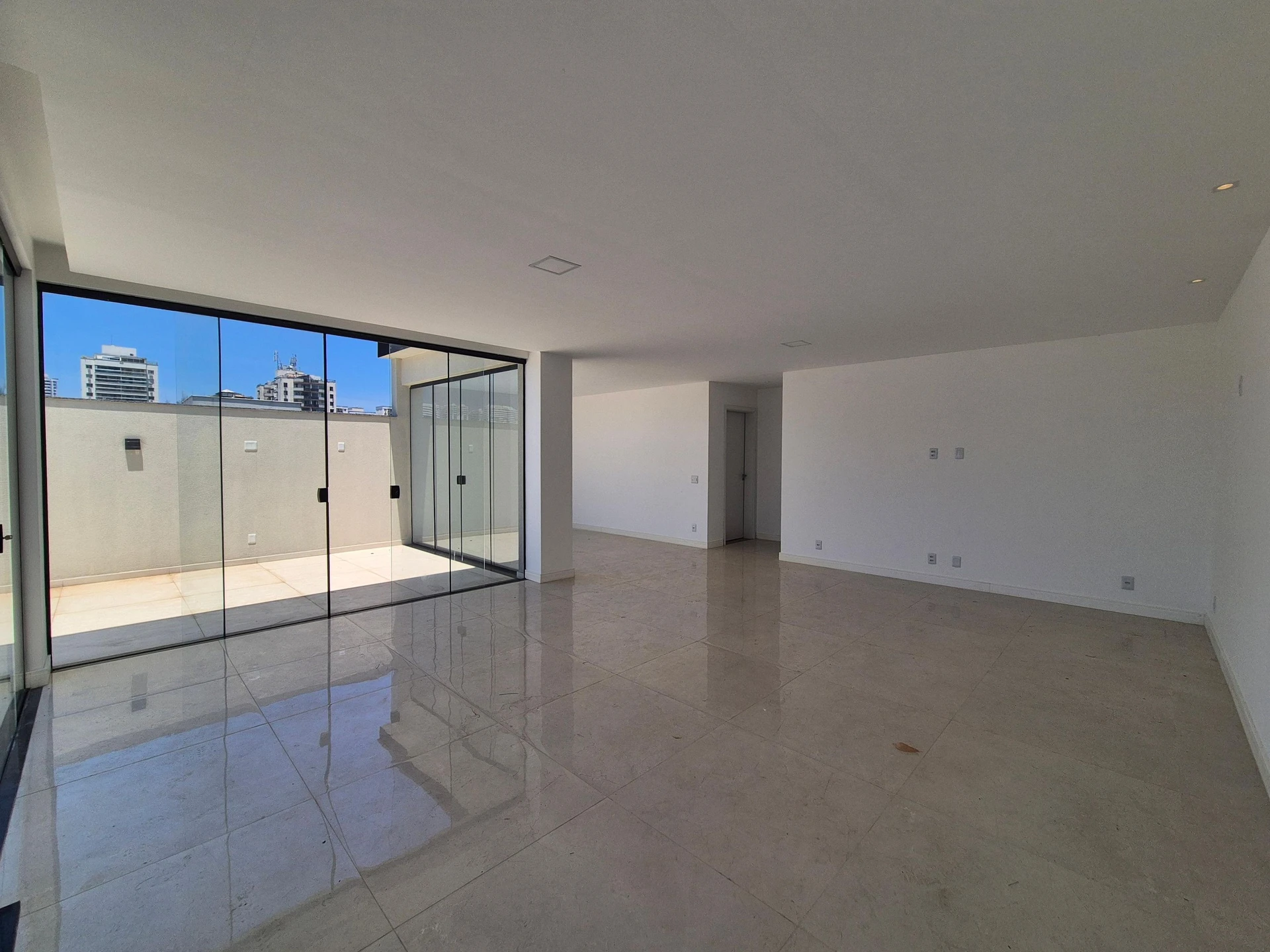 4-bedroom house with a glass-enclosed balcony — photo 7