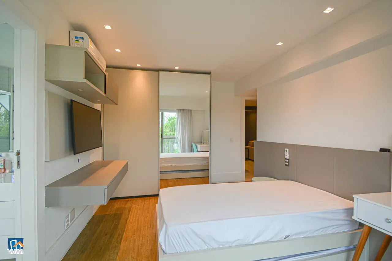 4-bedroom apartment with open-plan kitchen and electric stove — photo 22