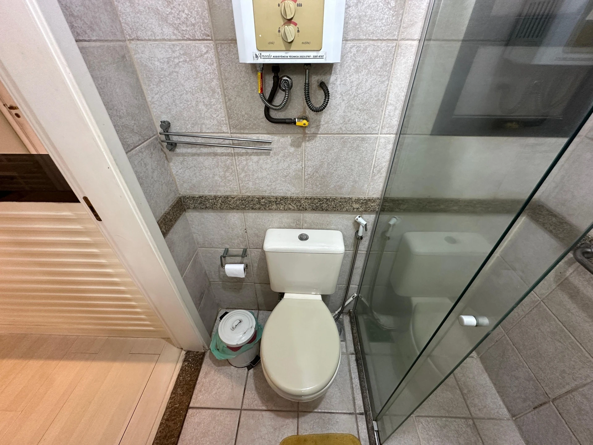 Оформлена студія з відкритою кухнею та балконом — photo 19
