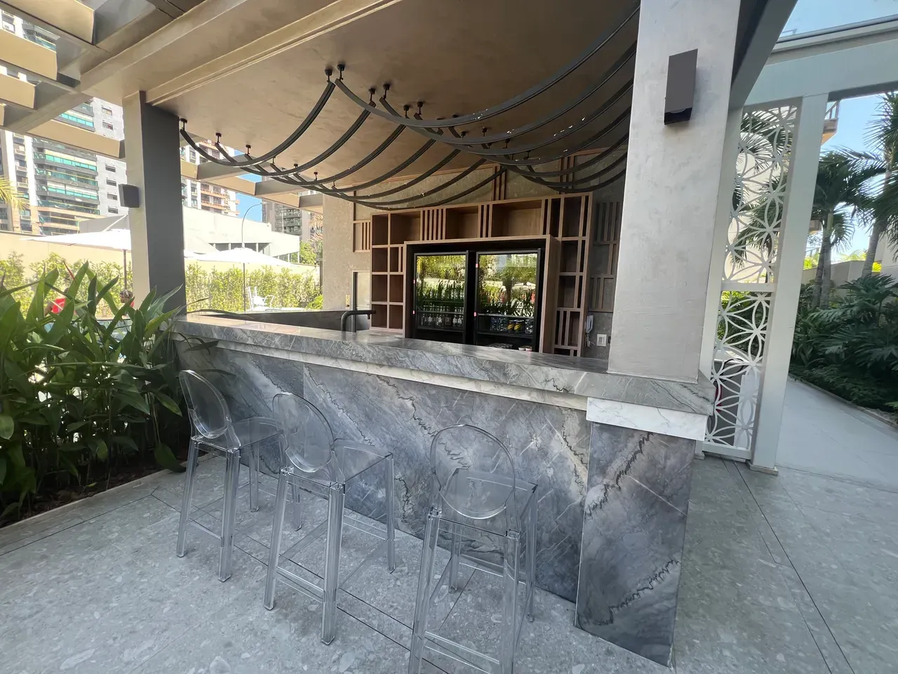 Furnished 2-bedroom apartment with open-plan gas kitchen — photo 33