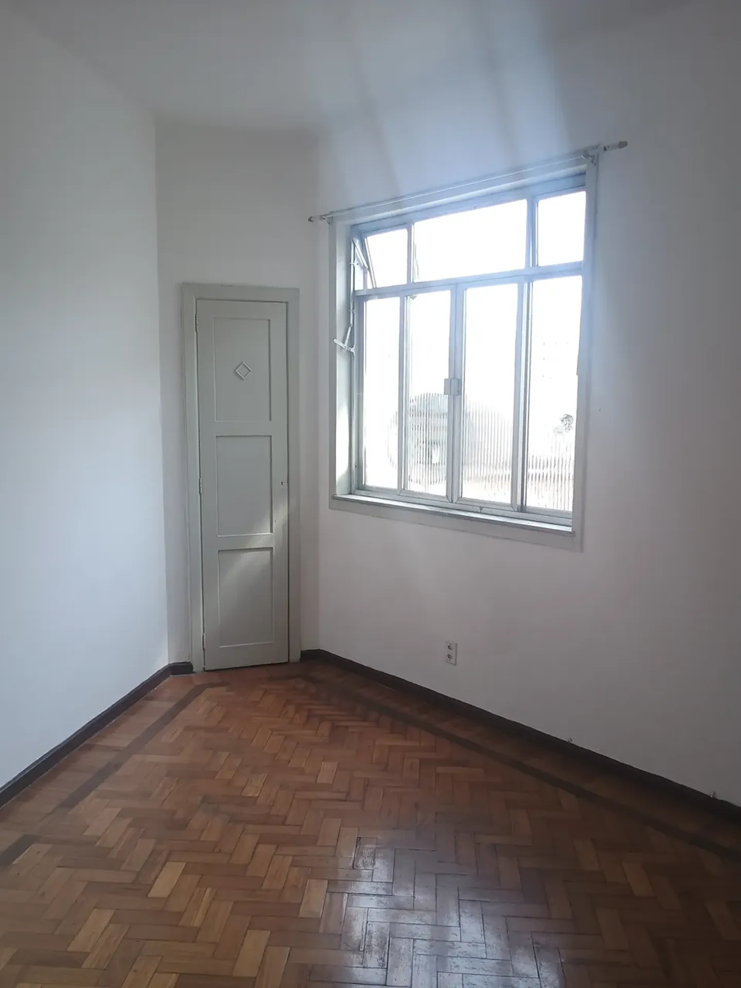 Apartment on the 3rd floor with wood or laminate floors — photo 8