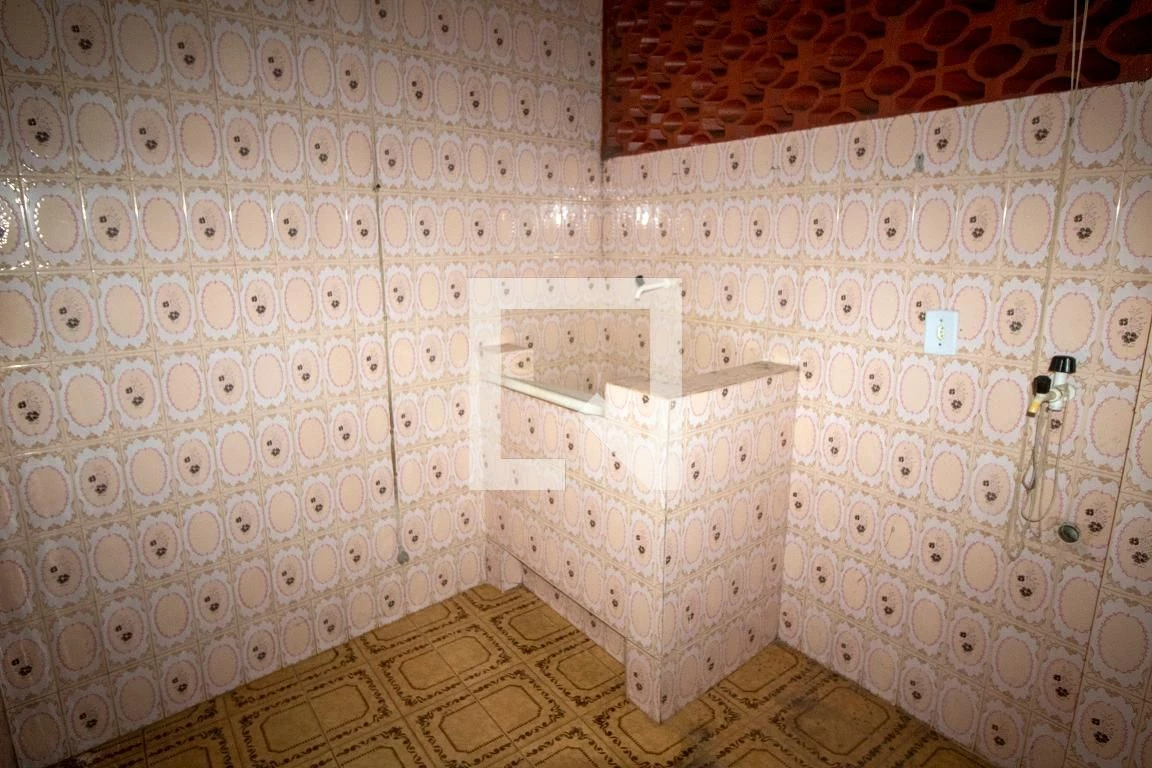 Unfurnished 2-bedroom apartment with a glass shower — photo 12