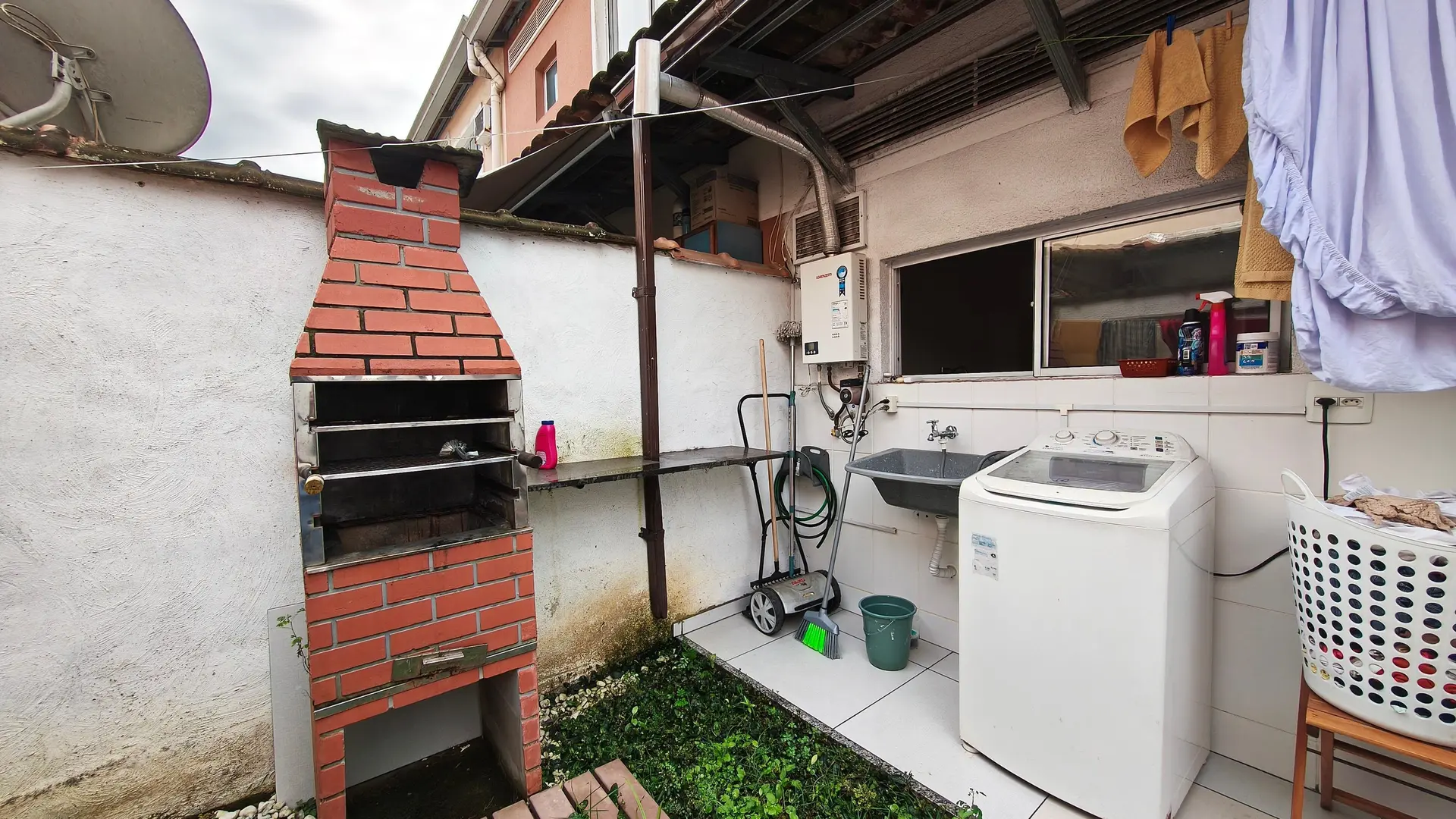 Casa mobiliada com 3 quartos e 3 banheiros, 1 vaga