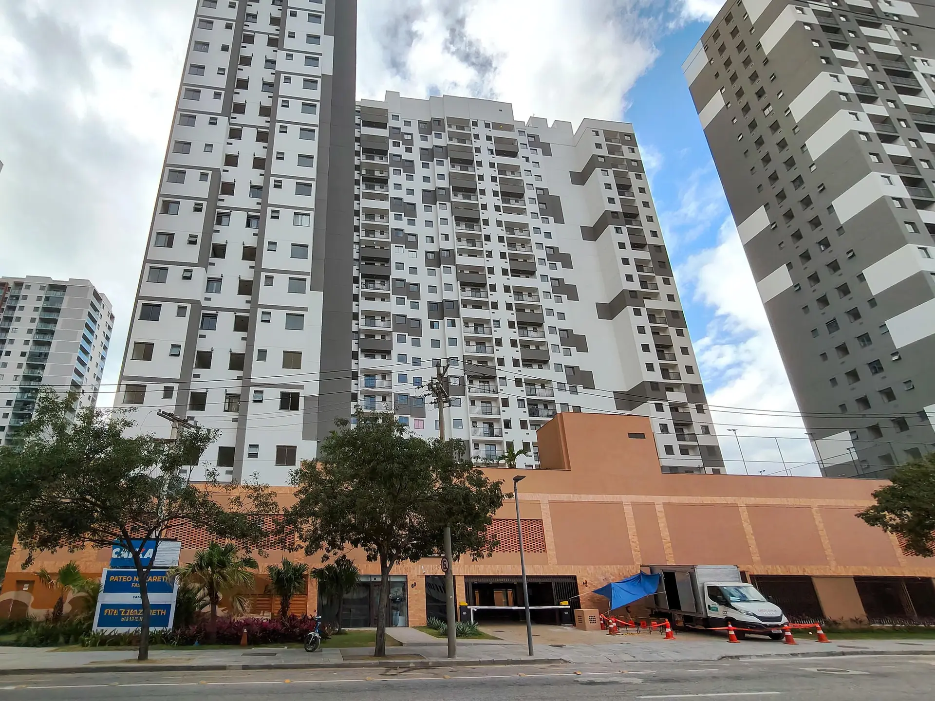 Apartamento com 2 quartos e varanda de vidro fechada — photo 64