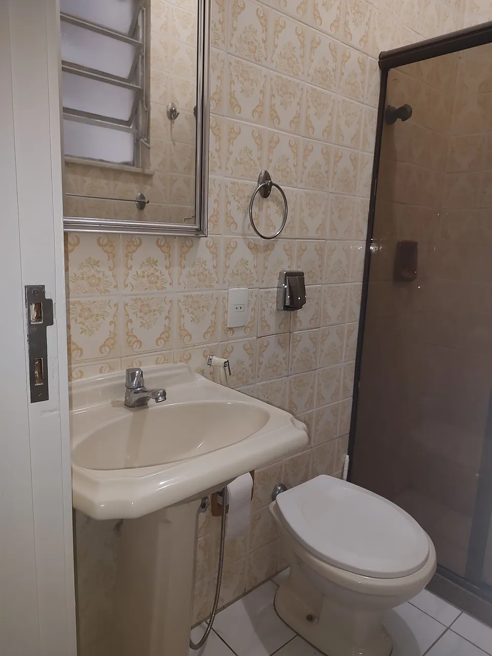 Apartamento de 2 quartos com piso de madeira ou laminado — photo 13