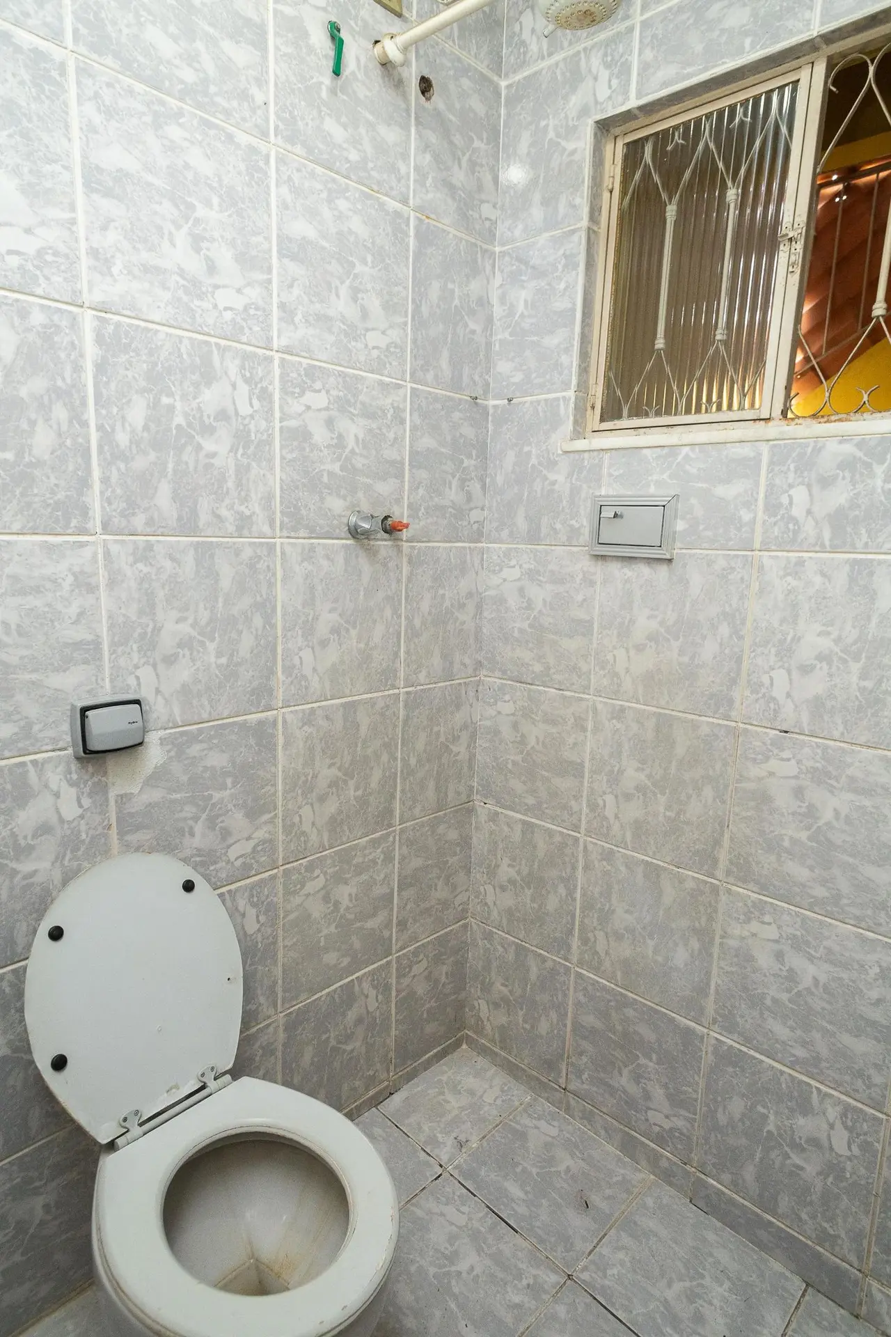 House with 3 bedrooms, 1 en-suite, and private yard — photo 33