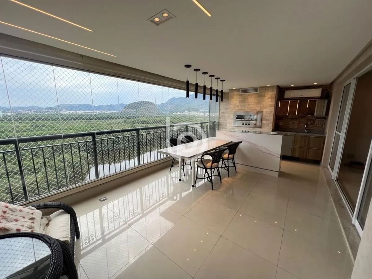 Apartamento mobiliado, 170 m², com vista para a água