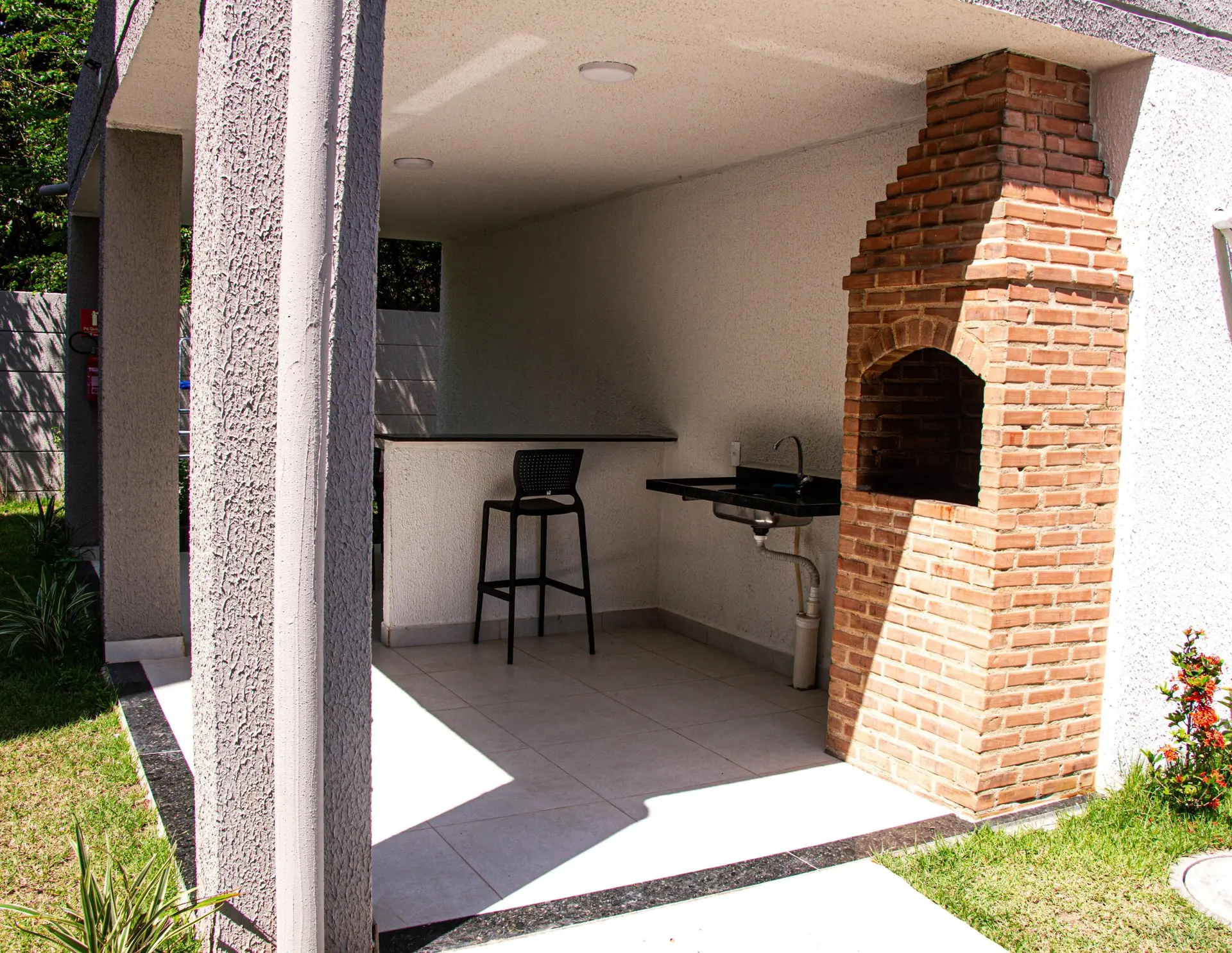 Balcony with a grill in a 2-bedroom apartment, 45 m² — photo 16