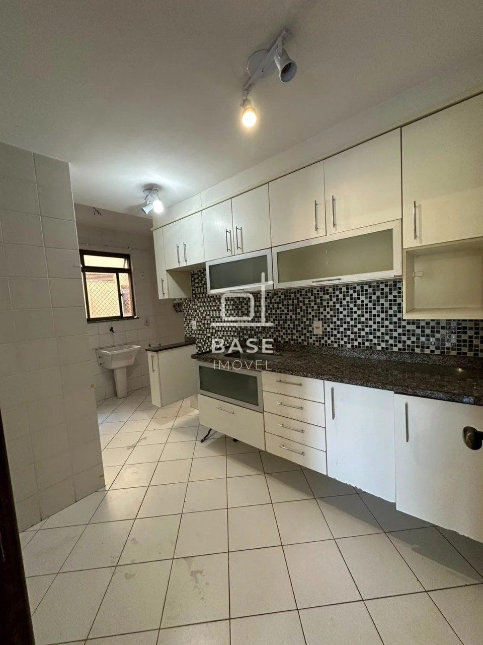 3-bedroom apartment with a suite and 1 parking spot — photo 2