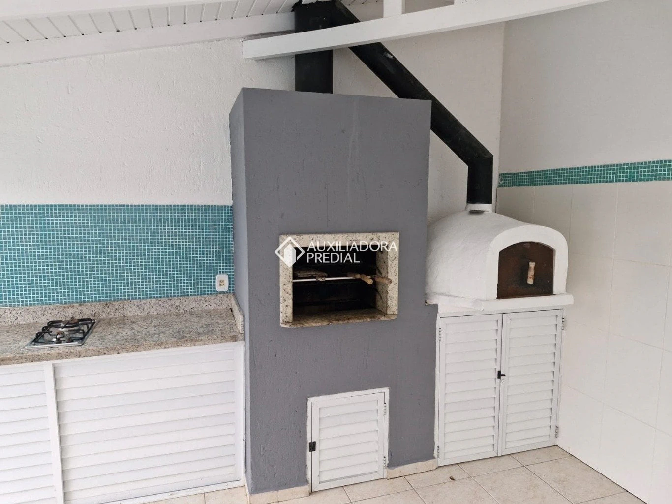 4-bedroom house with a fireplace in Florianópolis — photo 18