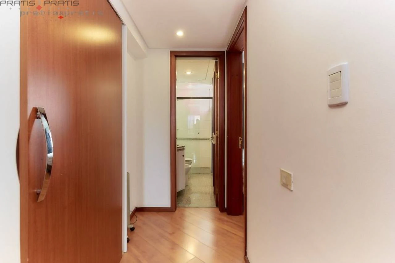 Bathtub in a 3-bedroom apartment, 131 m² — photo 27