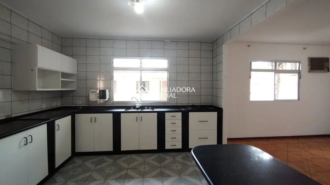 200 m² house with a bathtub and a glass-enclosed balcony — photo 14