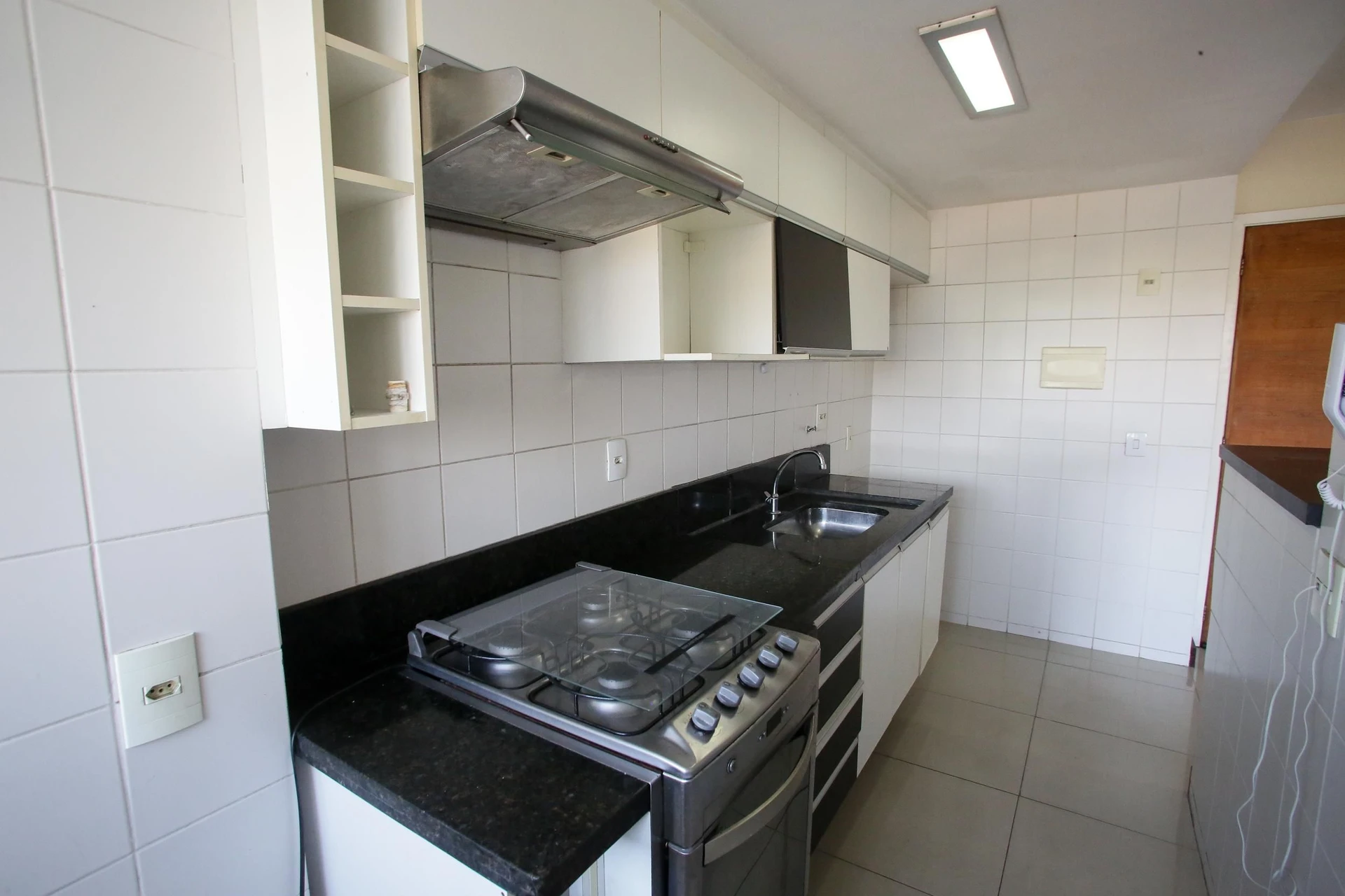 2-bedroom apartment with a mountain view — photo 7