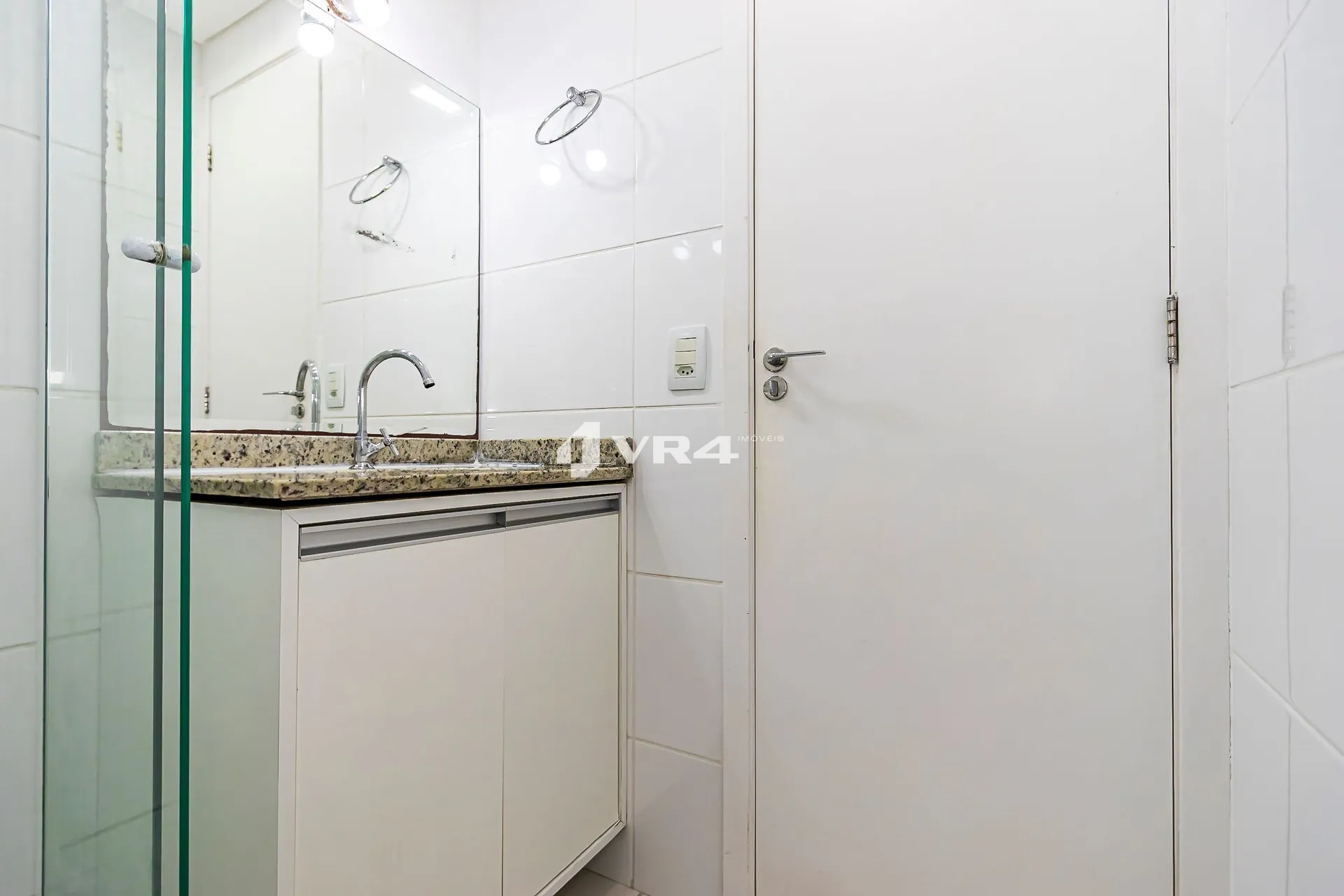 Balcony with a grill in a 2-bedroom apartment, 70 m² — photo 12