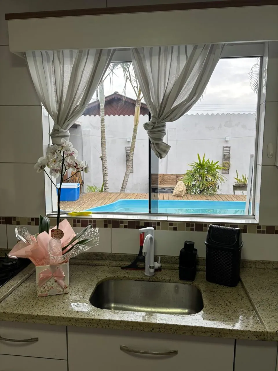 Balcony with a grill in a 3-bedroom house, 80 m² — photo 2