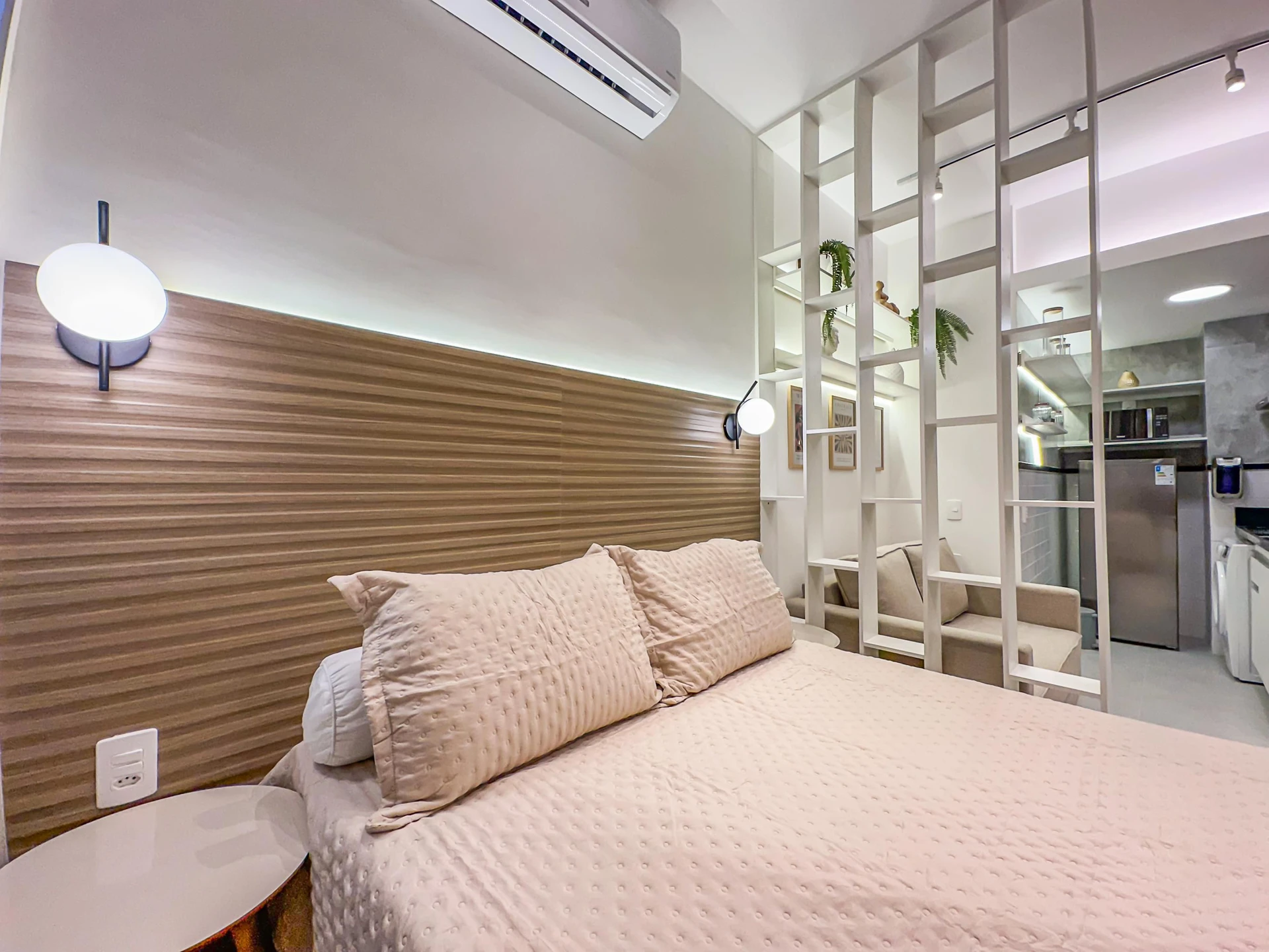 Furnished 1-bedroom apartment with an open-plan kitchen — photo 13