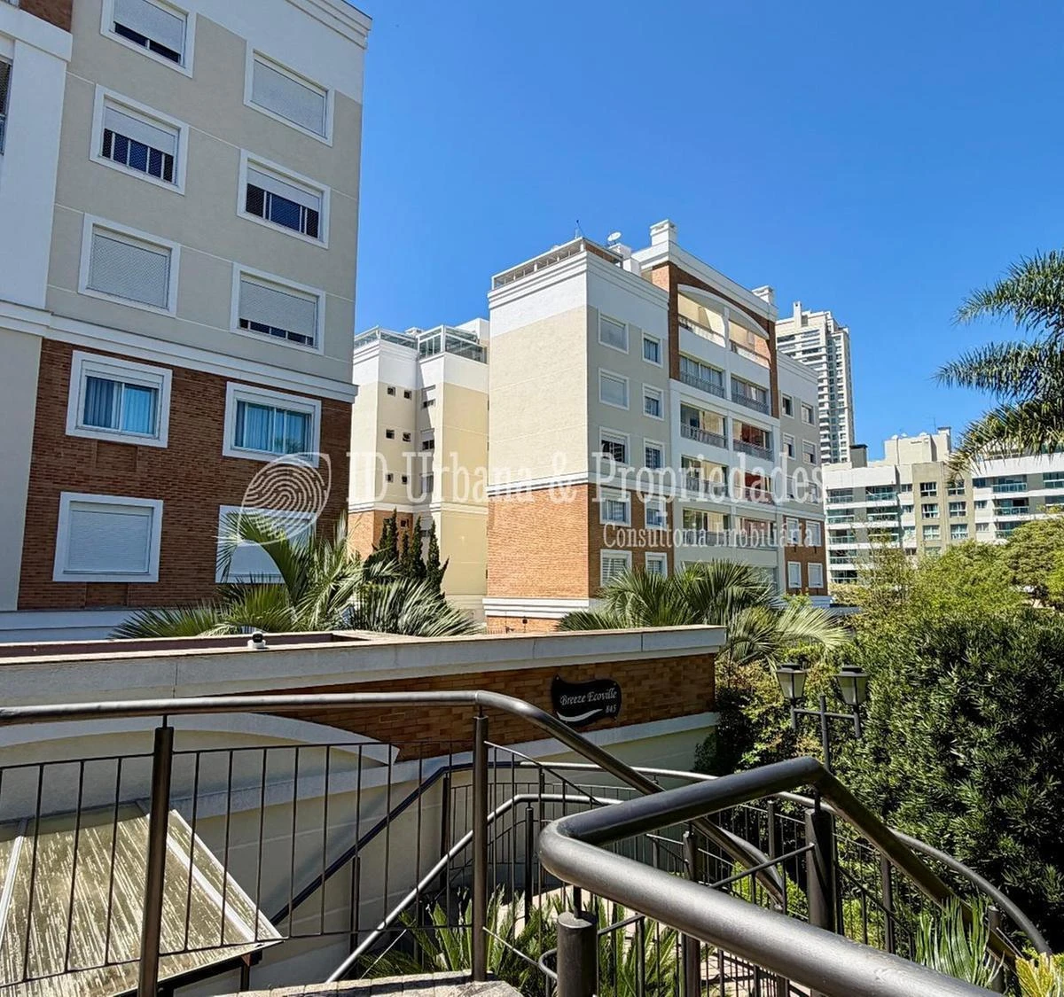 3-bedroom apartment in a building with a pool — photo 38
