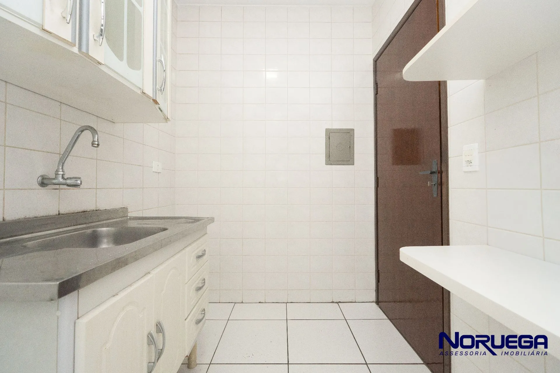 Wood or laminate floors in a 2-bedroom apartment, 103 m² — photo 11