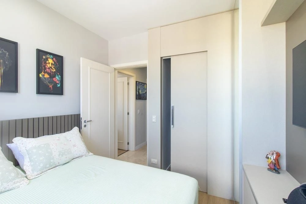 Furnished 2-bedroom apartment with an open-plan kitchen — photo 28
