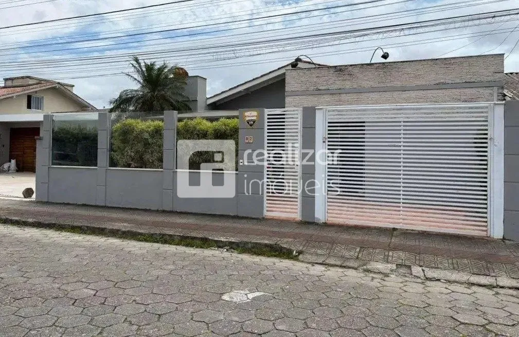 Casa de 200 m² con 4 dormitorios y jardín privado