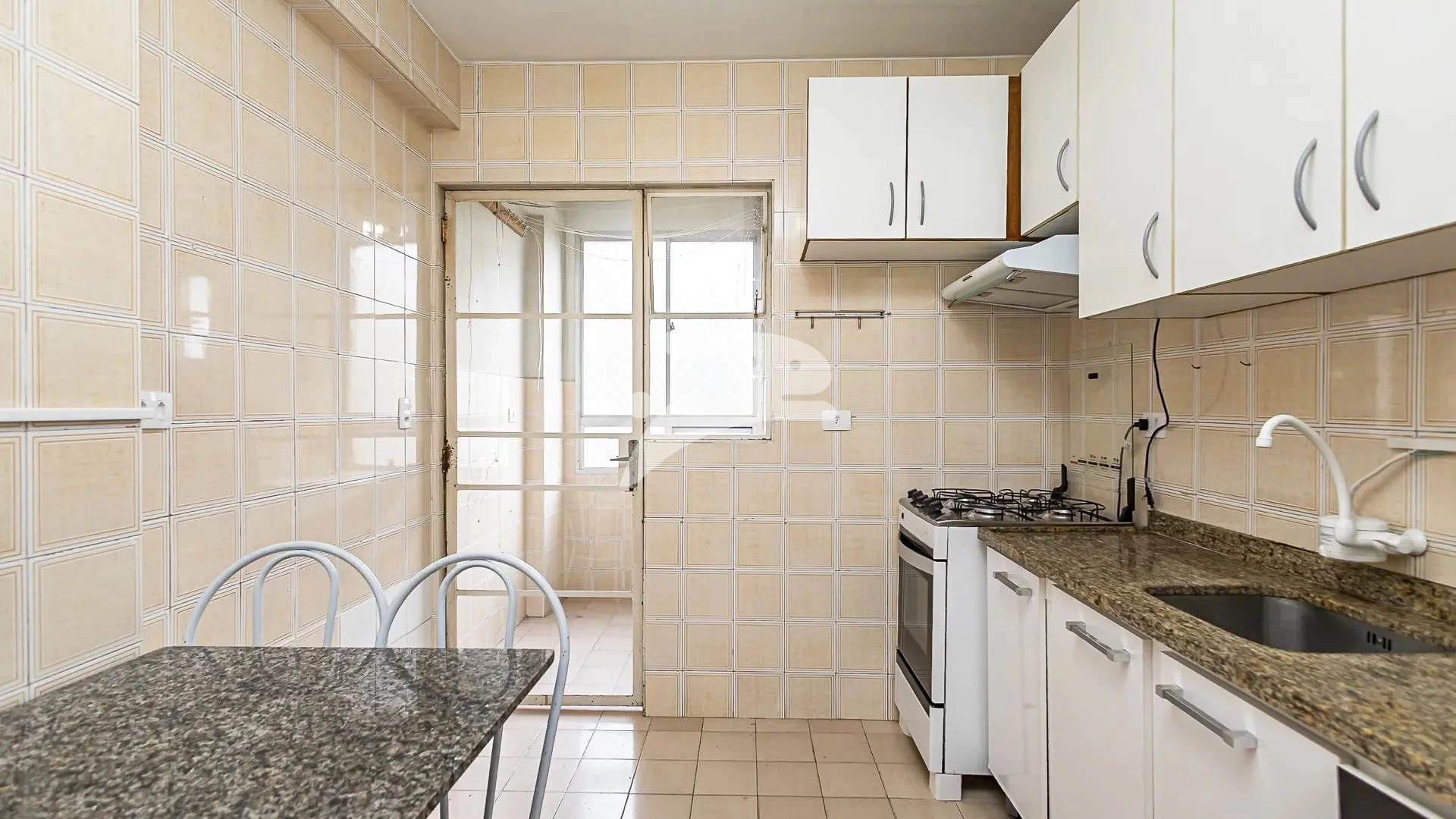 3-bedroom apartment with wood or laminate floors in Curitiba — photo 2