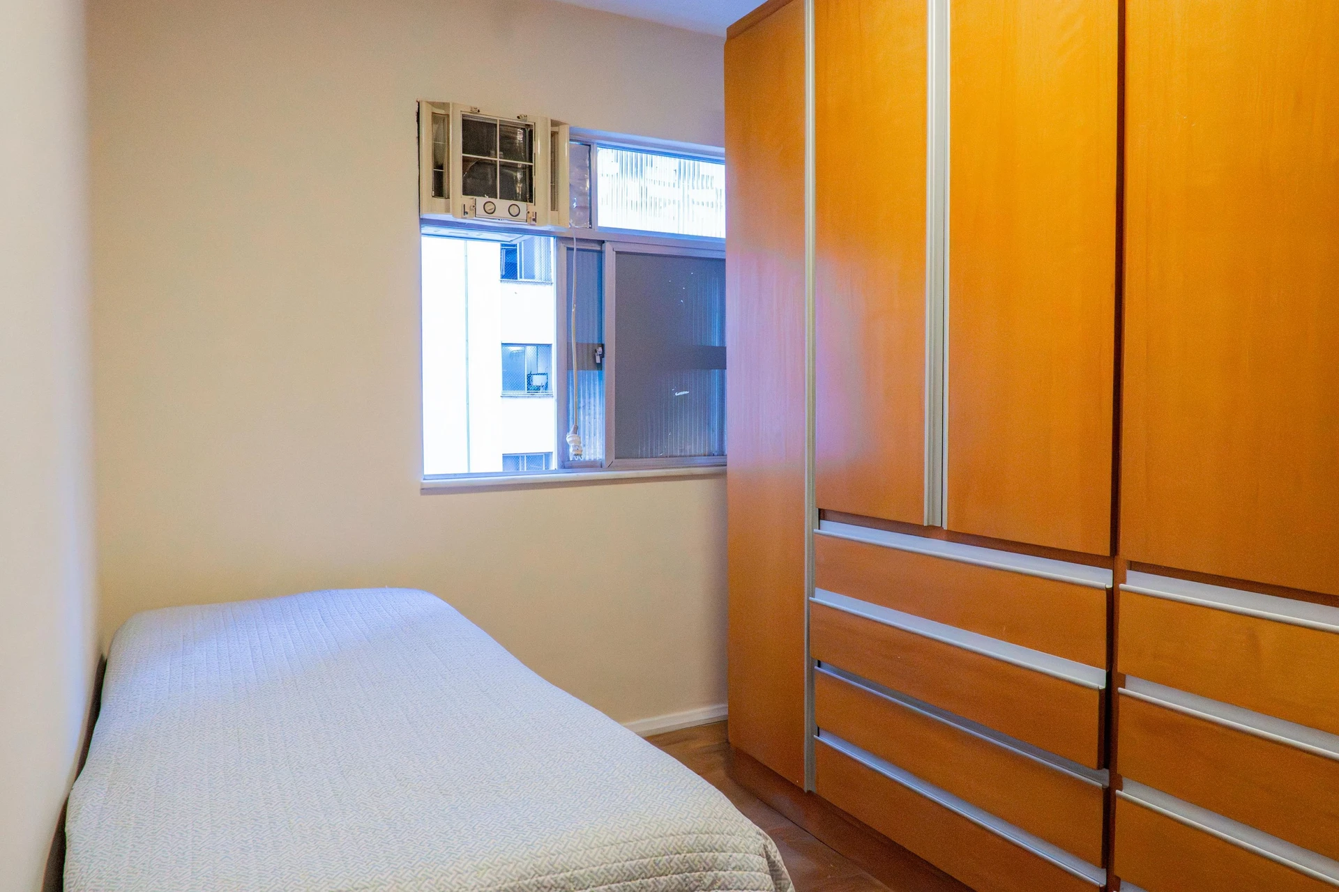 3-bedroom apartment with wood or laminate floors — photo 10