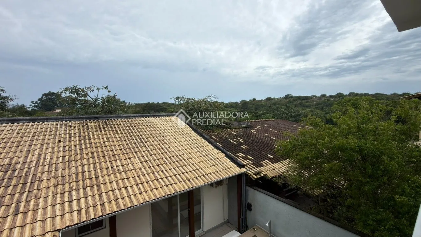 Balcony with a grill in a 4-bedroom house, 120 m² — photo 28