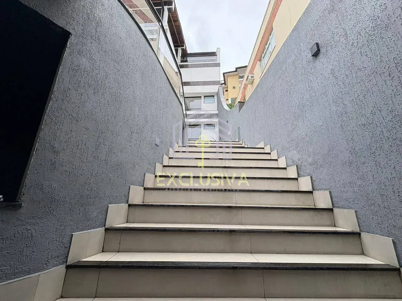 Triplex house with 5 bedrooms and 5 bathrooms — photo 19