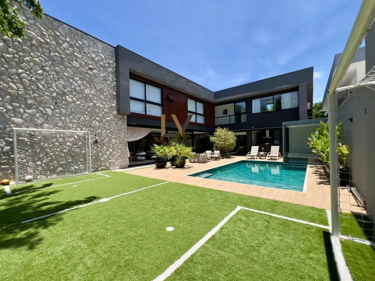Furnished house with 800 m², 5 bedrooms and open-plan kitchen — photo 51