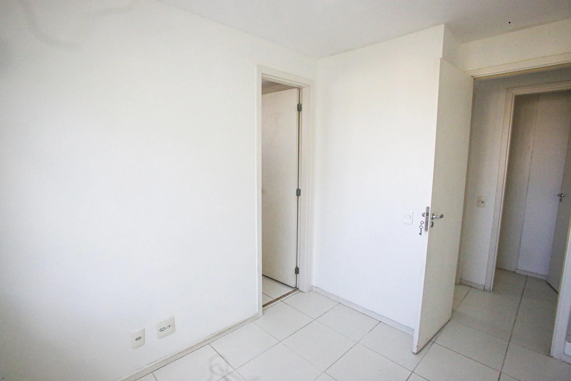 Glass-enclosed balcony in a 3-bedroom apartment, 131 m² — photo 27