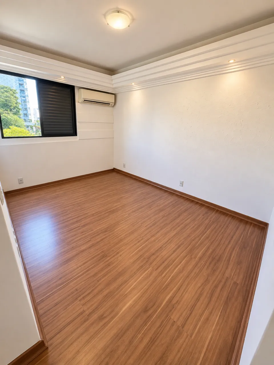 Parking-free apartment with enclosed kitchen and AC — photo 3