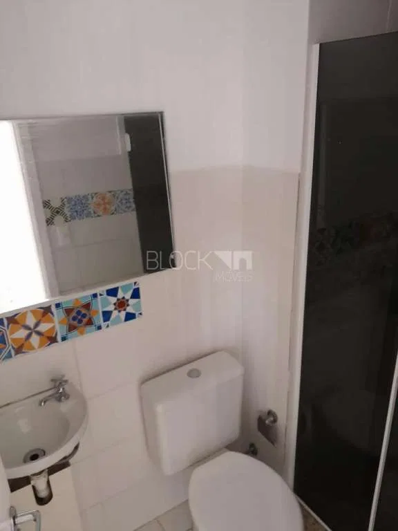 2-bedroom apartment in a building with a pool — photo 4