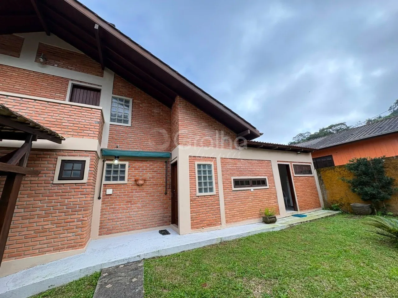 House with 3 en-suite bedrooms 435 m² and private garden — photo 16