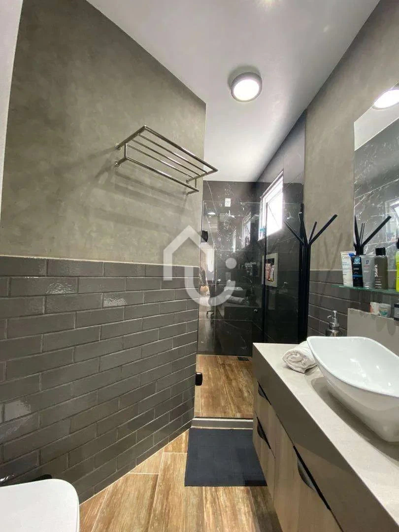 Walk-in closet in a 4-bedroom apartment, 210 m² — photo 12