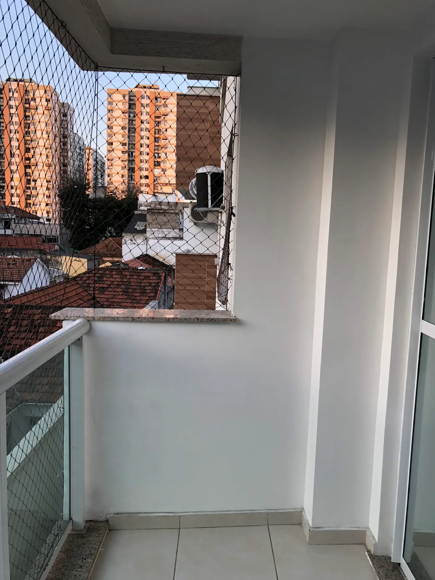 2-bedroom apartment in a building with a gym — photo 4