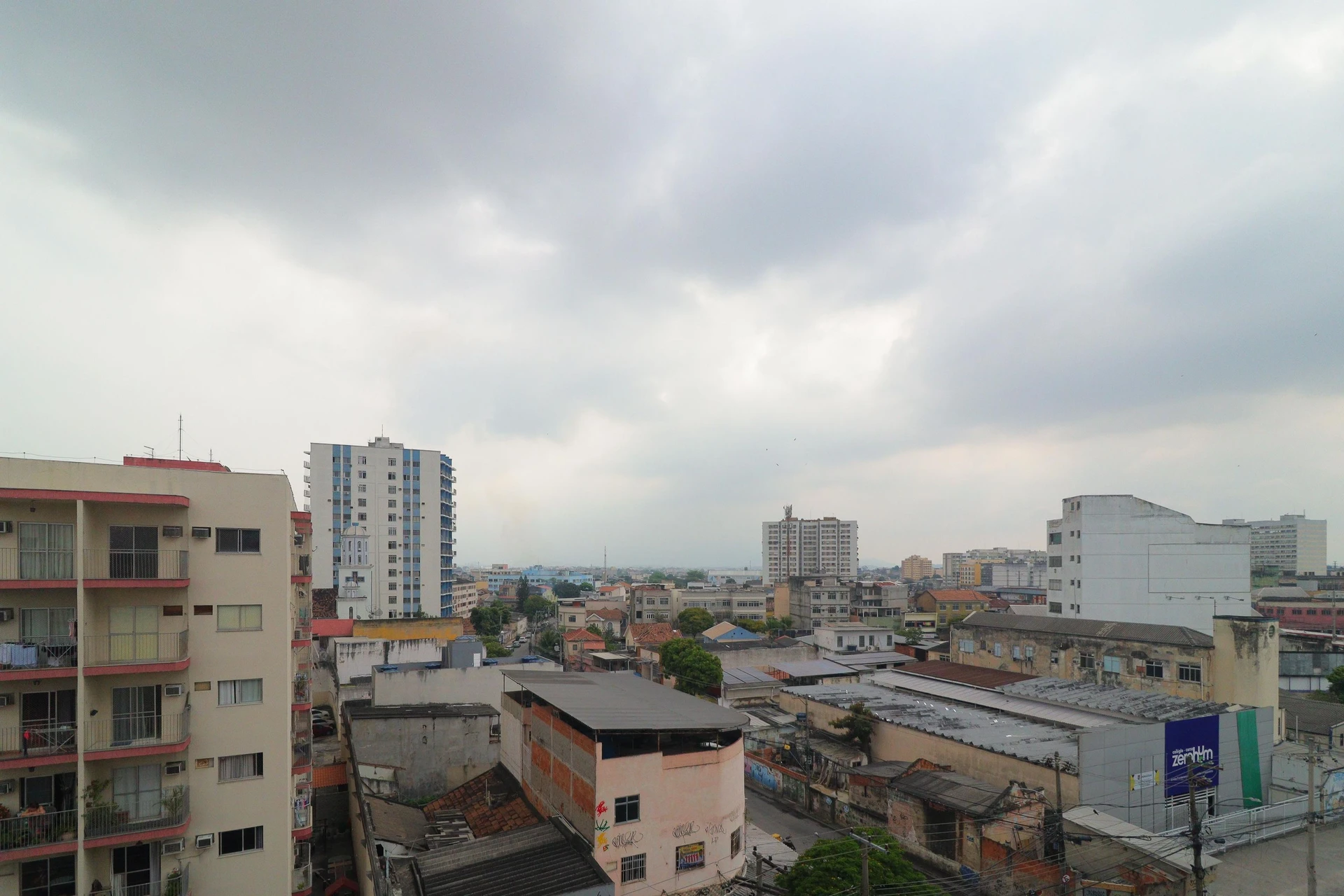 Furnished 3-bedroom apartment with balcony — photo 21