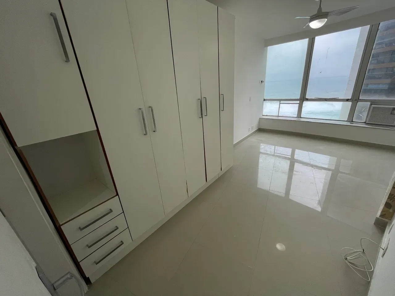 Unfurnished apartment with floor to ceiling windows — photo 20