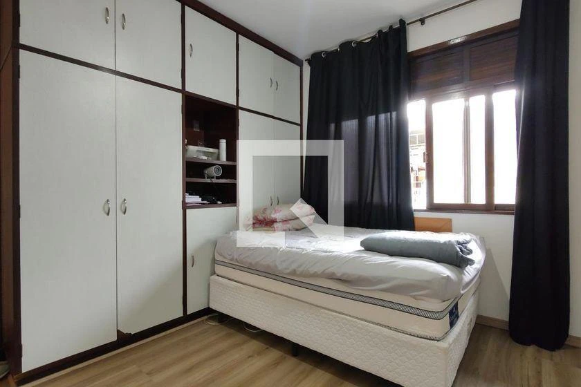 House, 742 m², with wood or laminate floors