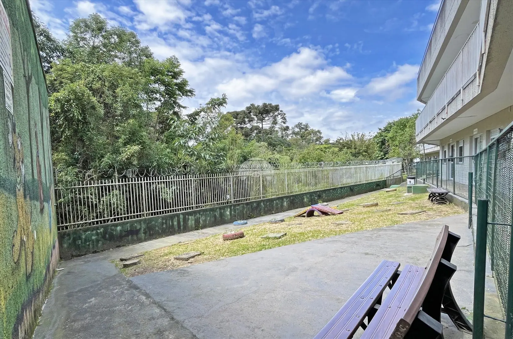Balcony with a grill in a 2-bedroom apartment, 47 m² — photo 27