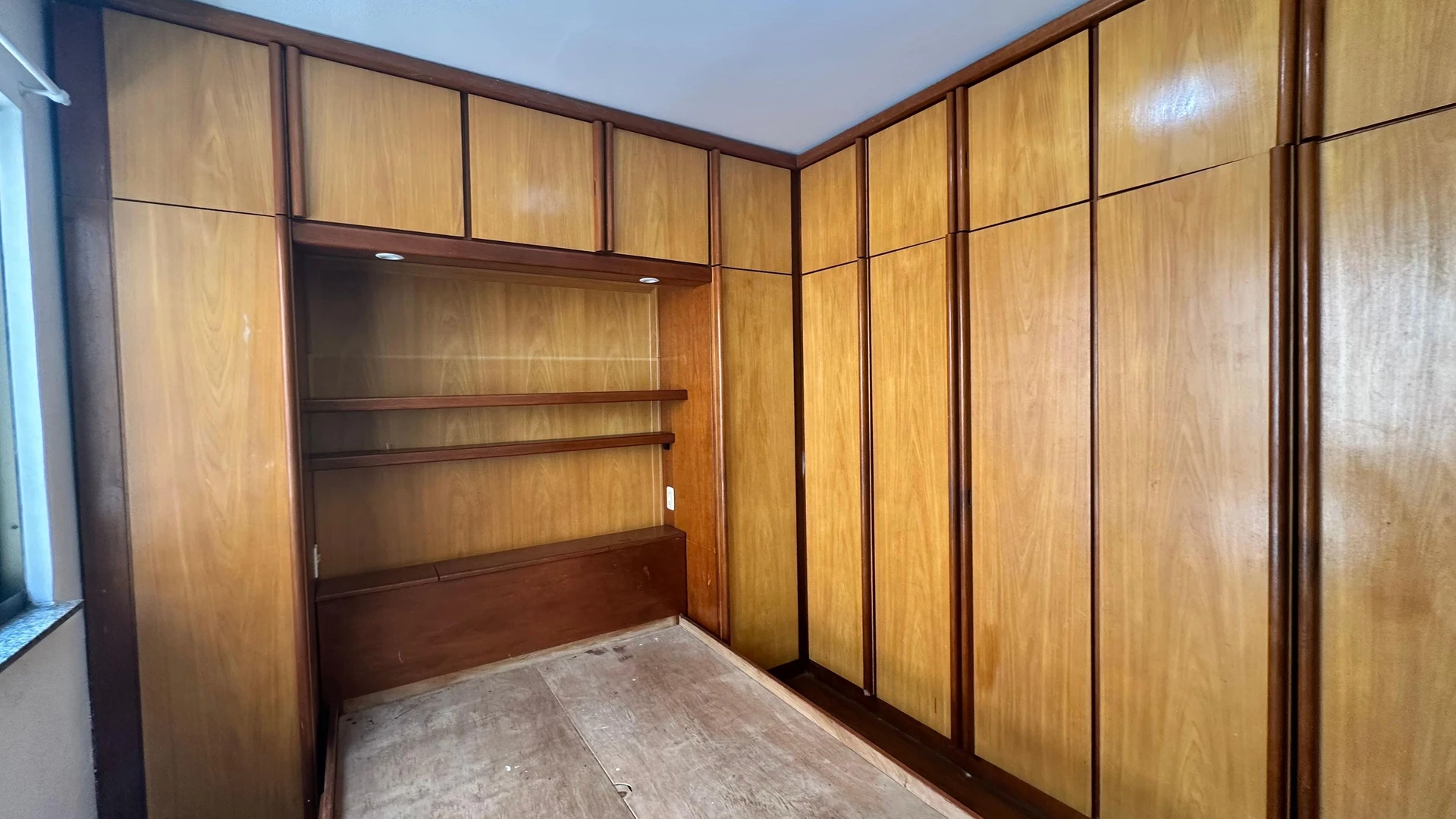 Apartment with built-in wardrobes and a balcony — photo 18