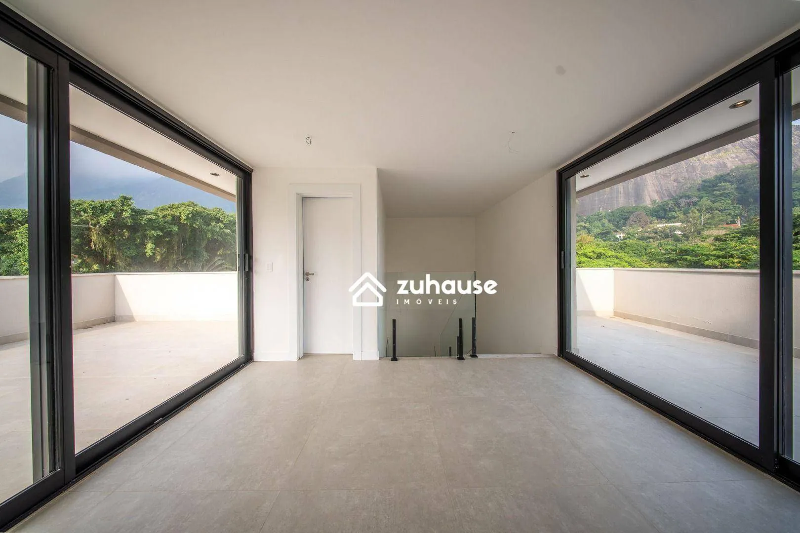 House with 5 bedrooms and an open-plan kitchen — photo 36